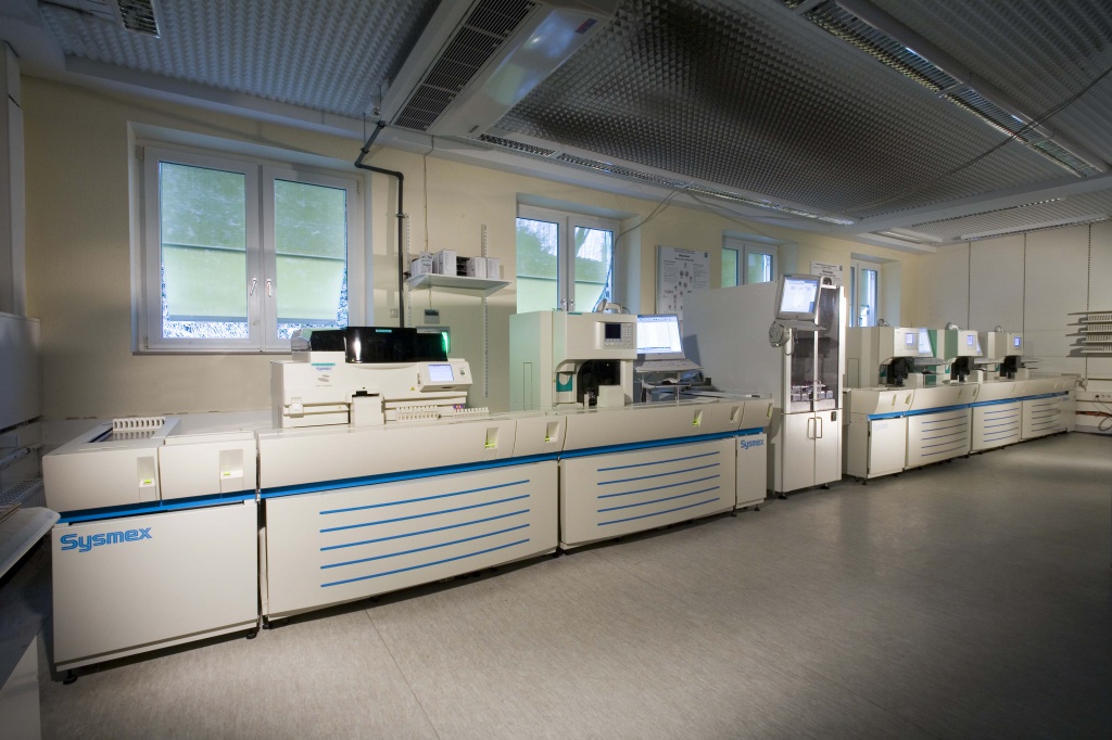 Лаборатория службы LADR в Гестахте в 2013 году - поточная автоматизированная биохимическая линия